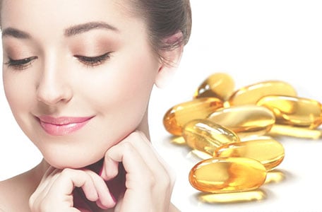 Việc kết hợp vitamin E cùng các bước dưỡng da quen thuộc giúp tăng cường hiệu quả làm mềm và cải thiện bề mặt da, đặc biệt tại những vùng dễ xuất hiện dấu hiệu lão hóa như vùng mắt, khóe miệng hoặc trán.