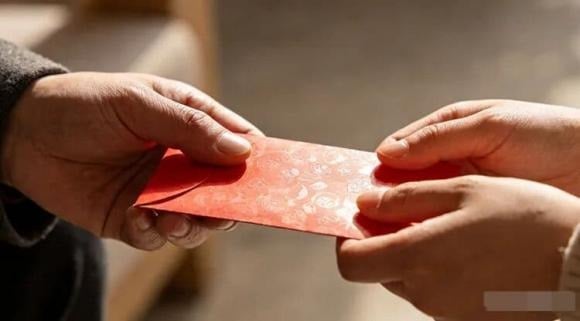 Dịp năm mới là thời gian tặng lì xì, mua sắm, nhưng cần tránh khoe của. 