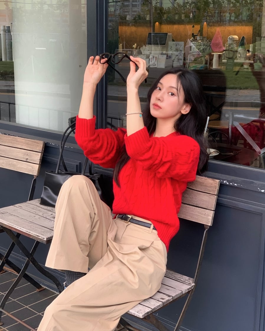 Khi kết hợp cùng quần trắng hoặc be, tổng thể trang phục trở nên sáng sủa, hiện đại mà vẫn giữ được nét sang trọng.