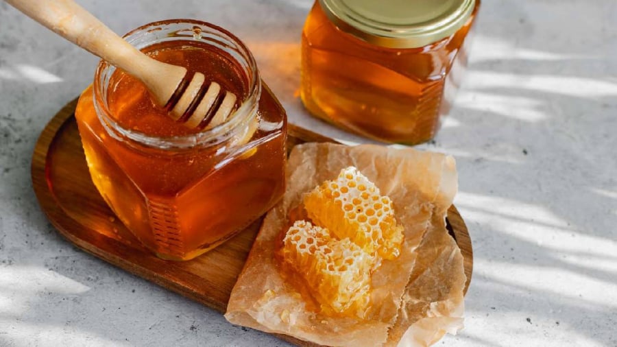 Mật ong nguyên chất nếu được bảo quản đúng cách có thể sử dụng trong thời gian dài, không lo hết hạn sử dụng.