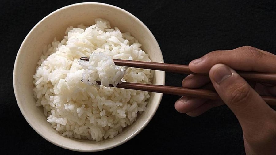 Ăn sáng bằng cơm tẻ cùng với các loại thức ăn, rau củ giúp cung cấp năng lượng và dưỡng chất cho cơ thể.