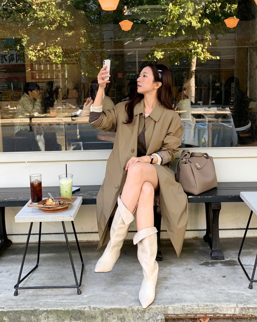 Trench coat là biểu tượng của phong cách cổ điển, thanh lịch và chưa từng mất đi sức hút. 
