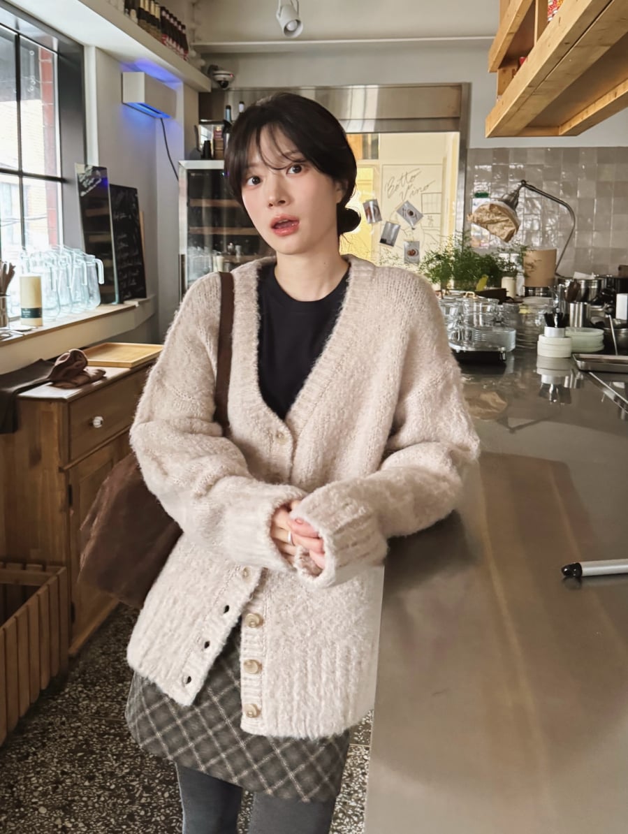 Những chất liệu dày dặn như len hoặc cashmere mang lại cảm giác ấm áp mà vẫn giữ được vẻ nữ tính, dịu dàng.