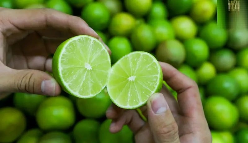 Đây là bước quan trọng nhất nhưng lại bị rất nhiều người bỏ qua. Thói quen phổ biến là mua chanh về rửa sạch rồi để vào rổ hoặc tủ lạnh. Chính việc này vô tình tạo điều kiện cho chanh nhanh hỏng hơn.    