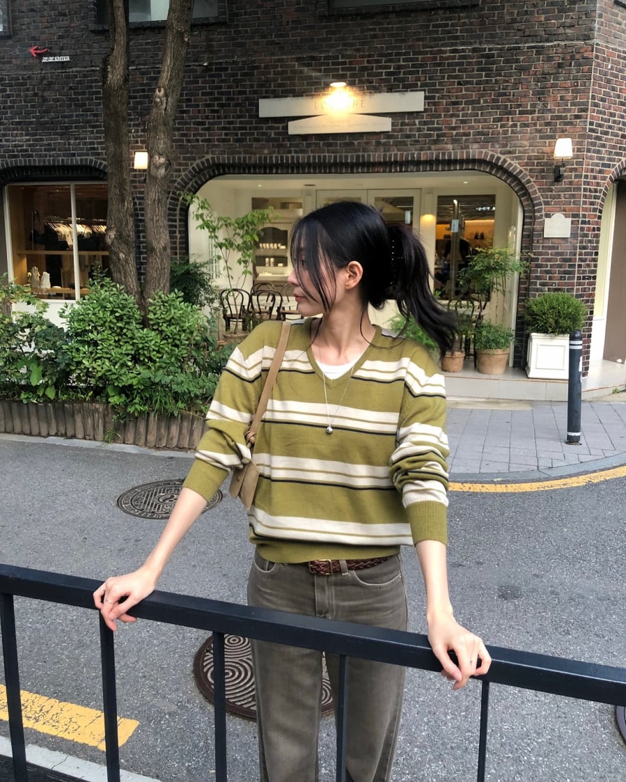  Áo kẻ ngang dễ ứng dụng trong phong cách thường ngày, có thể phối cùng quần jeans, culottes hoặc chân váy để tạo nên set đồ thoải mái nhưng vẫn hợp xu hướng.