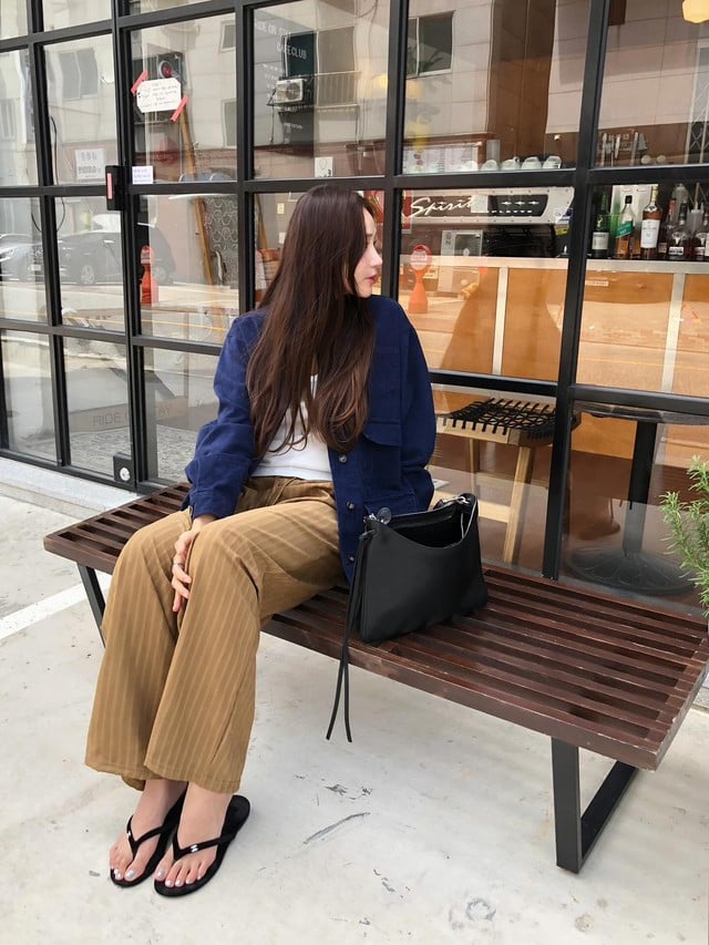 Không còn gói gọn trong hình ảnh trang phục công sở cứng nhắc, quần kẻ của năm 2026 được thiết kế đa dạng về kiểu dáng và chất liệu.