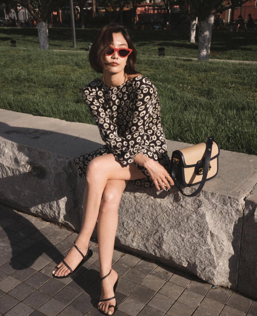 Xu hướng năm 2026 ưu ái những họa tiết hoa bản lớn, màu sắc rực rỡ nhưng được tiết chế hài hòa.