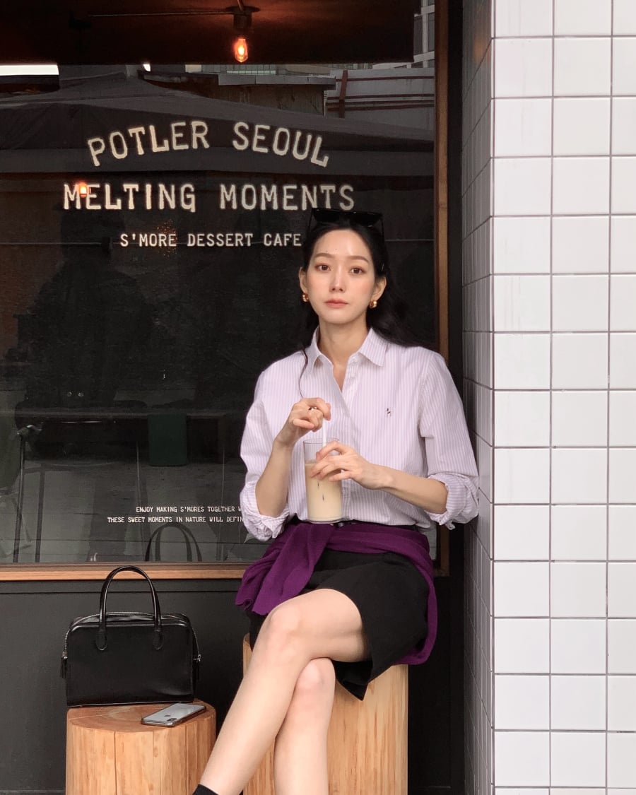 Áo sơ mi kẻ tiếp tục khẳng định vị thế trong tủ đồ năm 2026 với những biến tấu tinh tế về phom dáng và chi tiết. 