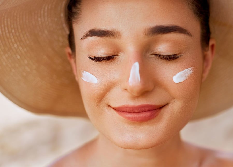  Việc sử dụng kem chống nắng có chỉ số SPF từ 30 trở lên mỗi ngày giúp giảm thiểu tác động tiêu cực của ánh nắng mặt trời và hỗ trợ duy trì làn da đều màu, săn chắc hơn theo thời gian.