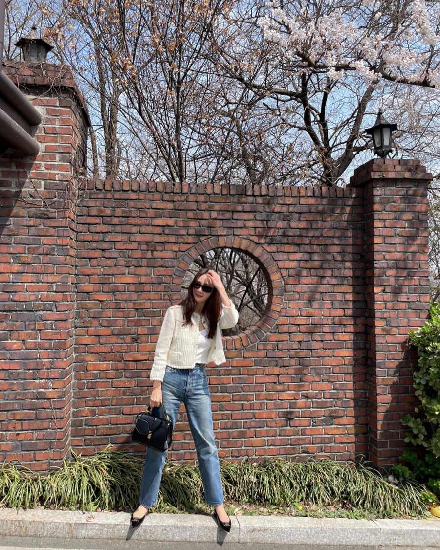 Một trong những nguyên tắc thời trang được nhiều sao Hàn ngoài 40 tuổi áp dụng là ưu tiên áo có tông màu sáng. 