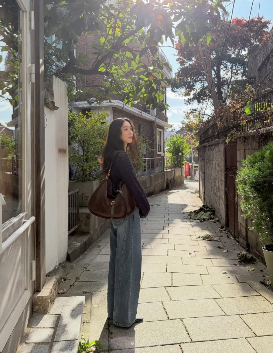 Các sao Hàn ngoài 40 tuổi thường chọn kiểu quần có phom dáng vừa vặn, tránh quá ôm sát hoặc quá rộng để giữ sự cân đối.