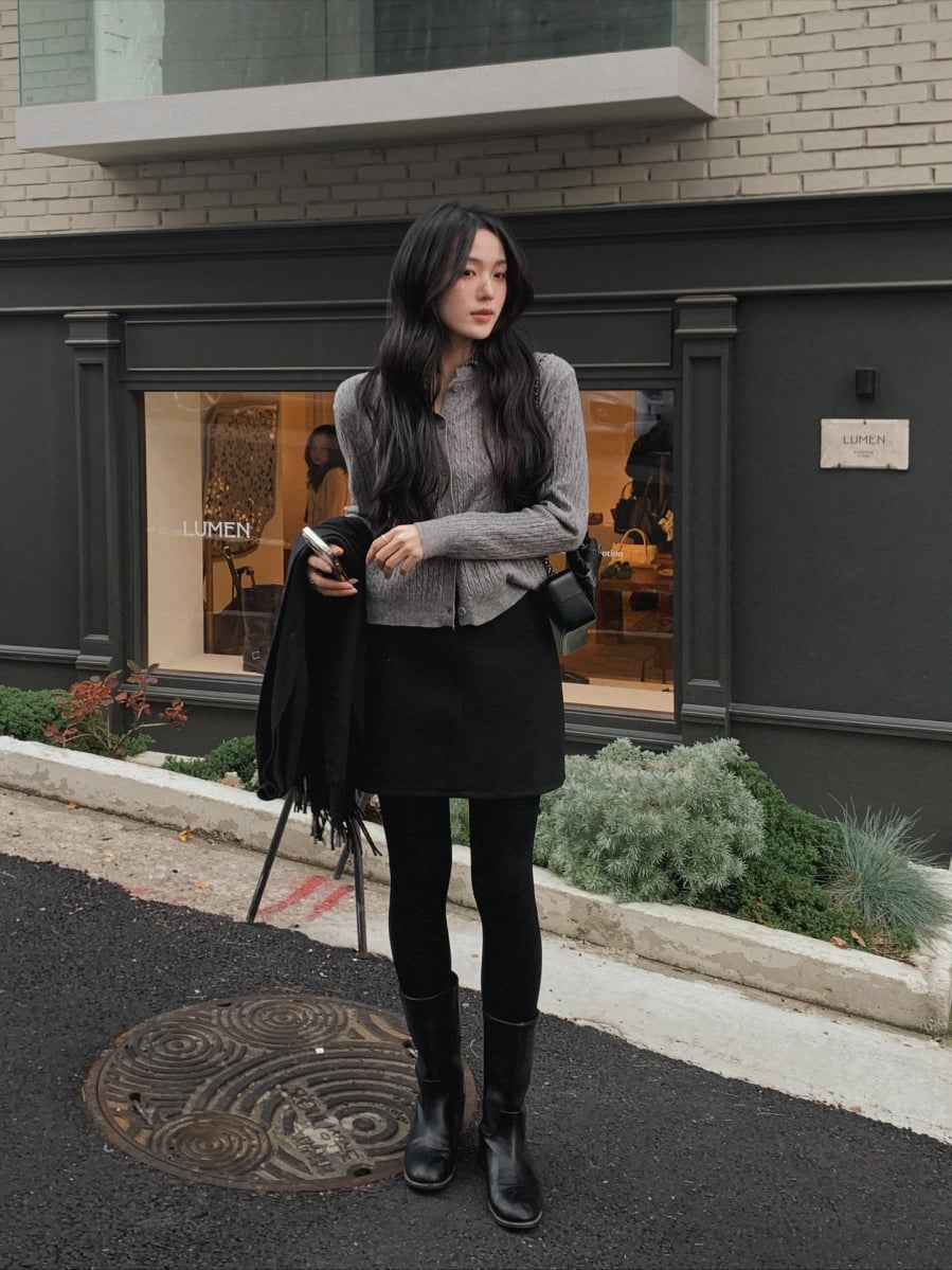 Phần thân váy thẳng, không ôm sát giúp tổng thể trở nên nhẹ nhàng và dễ chịu, đồng thời phù hợp với nhiều vóc dáng khác nhau.