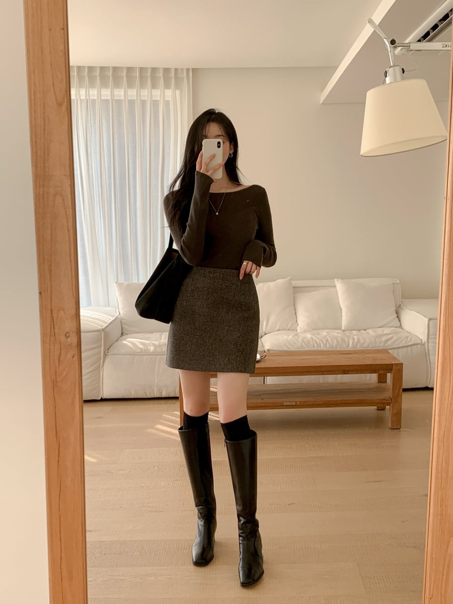Chân váy ngắn màu nâu mang đến cảm giác ấm áp, trầm ổn và dễ kết hợp với nhiều sắc độ khác nhau trong tủ đồ.