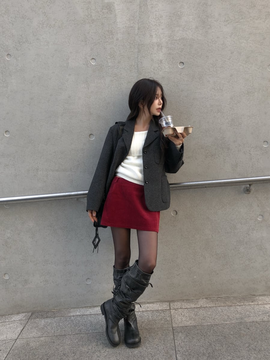 Trong nhóm những gam màu tạo điểm nhấn mạnh mẽ, đỏ luôn là lựa chọn nổi bật. 