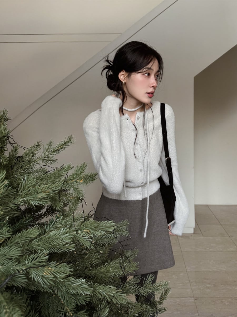 Chất liệu dạ giúp phom váy đứng dáng hơn, đồng thời mang lại cảm giác ấm áp, rất phù hợp với giai đoạn giao mùa.