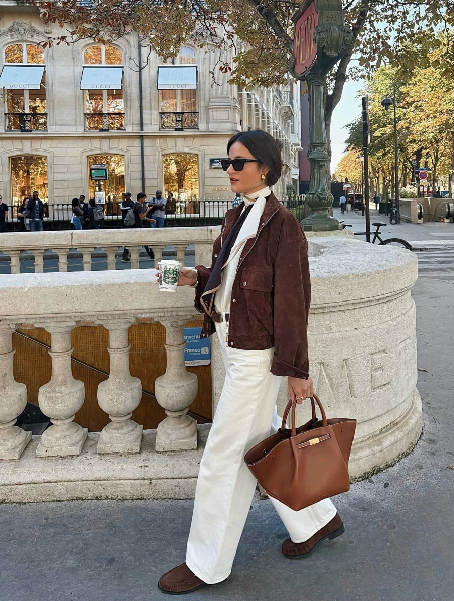 Nếu quần jeans xanh mang tính an toàn, thì quần jeans trắng lại đại diện cho sự tươi mới và phóng khoáng trong phong cách Pháp. 