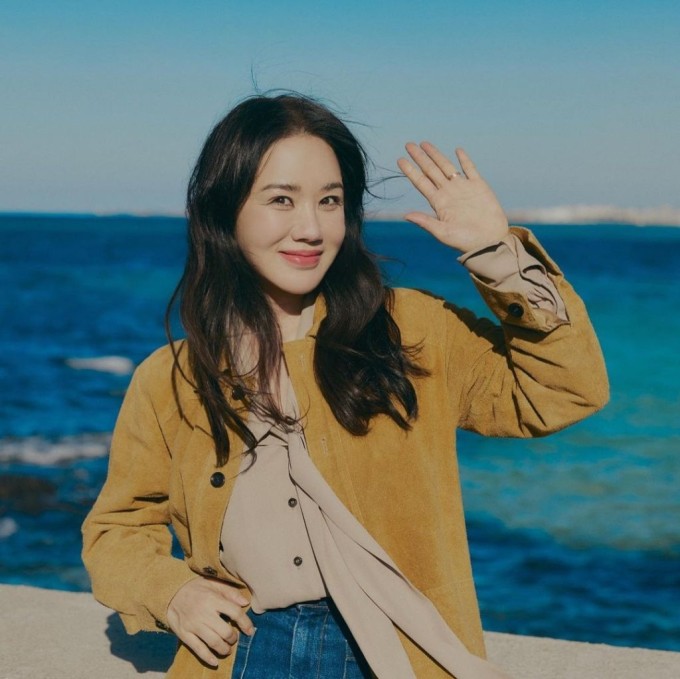 Dù đã bước sang độ tuổi trung niên Uhm Jung Hwa vẫn giữ được vẻ ngoài trẻ trung, khỏe khoắn, trở thành hình mẫu về việc chăm sóc bản thân khoa học và lâu dài.