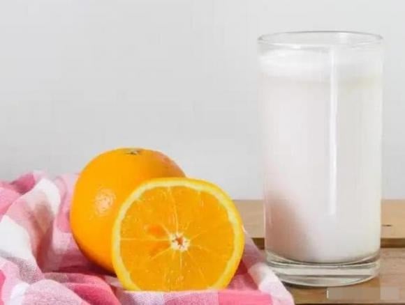 Nhiều người có thói quen dùng sữa kèm cam vào bữa sáng với mong muốn bổ sung cả protein và vitamin.
