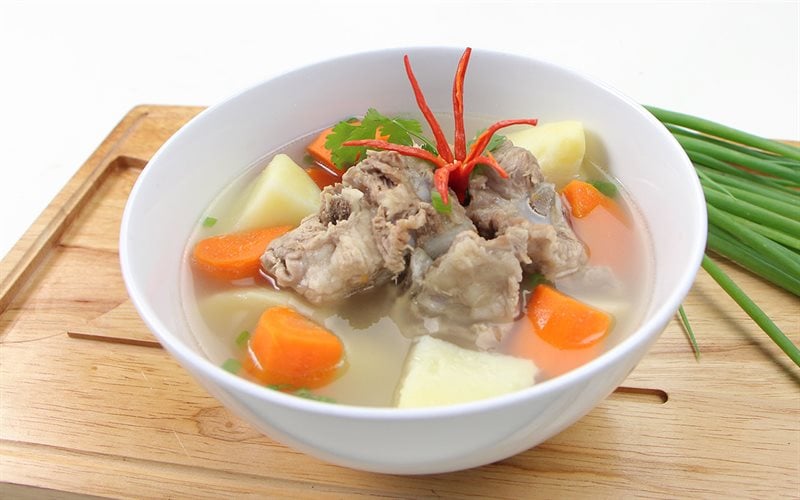 Nấu canh xương trong veo