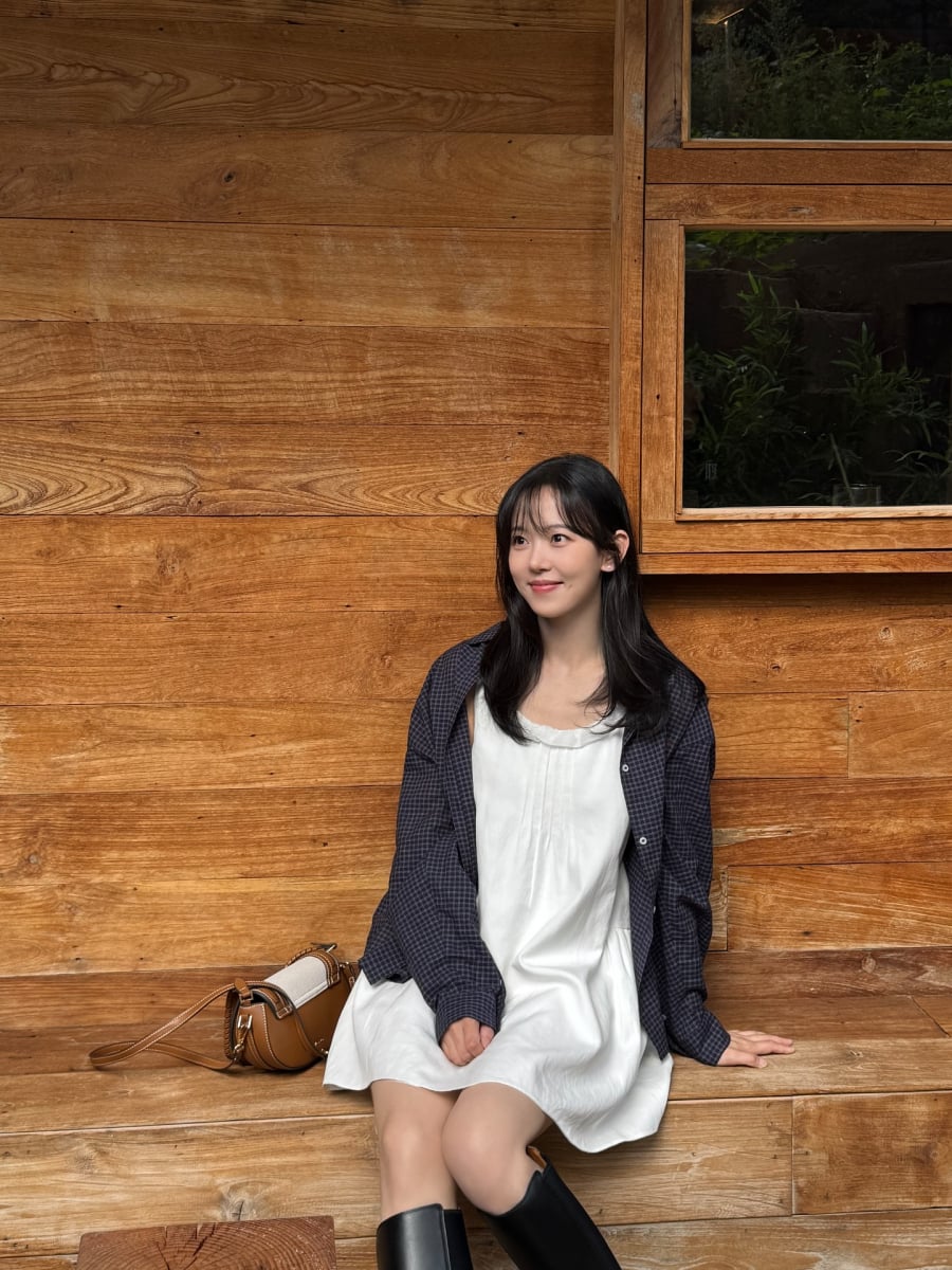 Điểm nhấn nằm ở đôi boots cao cổ, mang đến sự cân bằng giữa nét nữ tính và tinh thần thời trang hiện đại, giúp outfit không bị quá “bánh bèo”