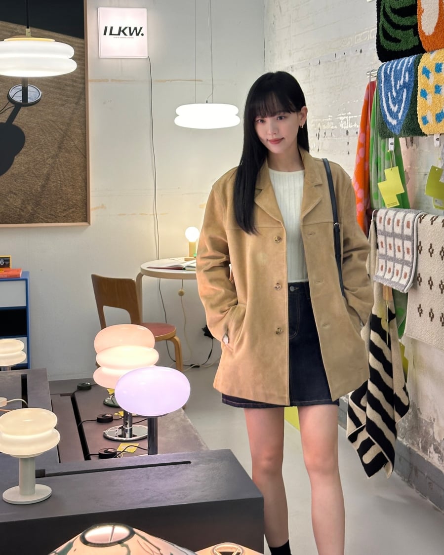 Cách sơ vin gọn gàng không chỉ giúp vóc dáng trông cao ráo hơn mà còn tăng thêm cảm giác chỉn chu, cân bằng giữa nét cá tính và sự dịu dàng vốn có.