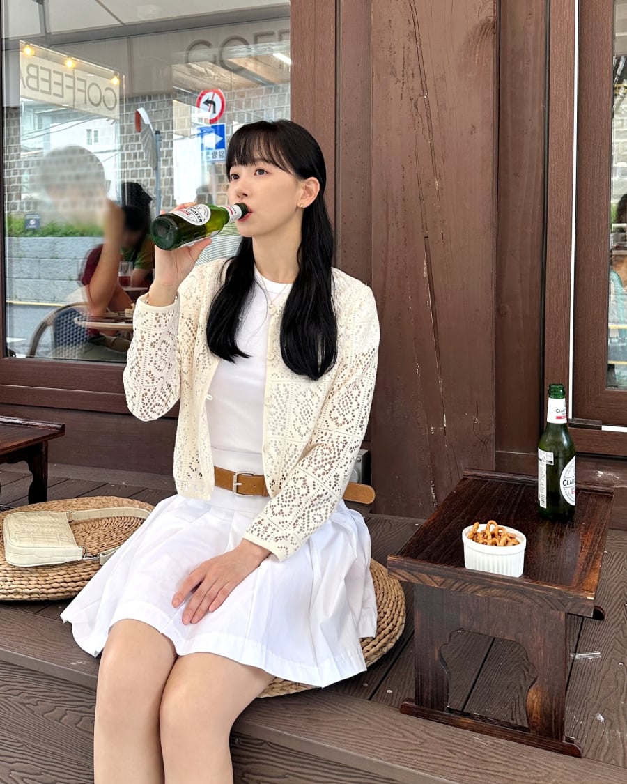 Phụ kiện như thắt lưng màu nâu được sử dụng vừa đủ, giúp tôn dáng và tăng cảm giác sang trọng cho tổng thể.