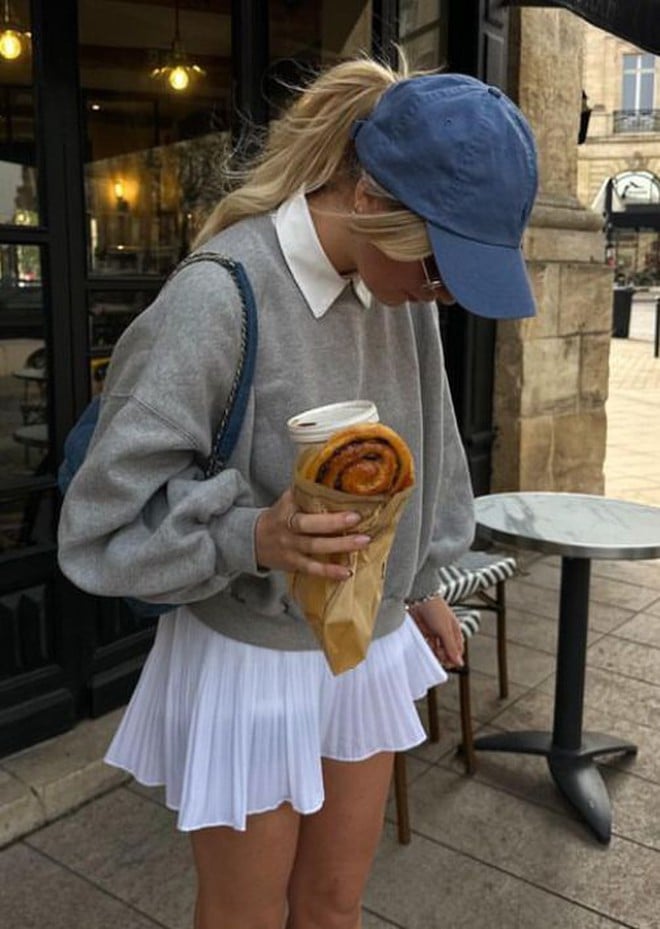 Nếu ưu tiên sự thoải mái và phong cách năng động, áo nỉ hoặc hoodie là lựa chọn rất dễ ứng dụng. 