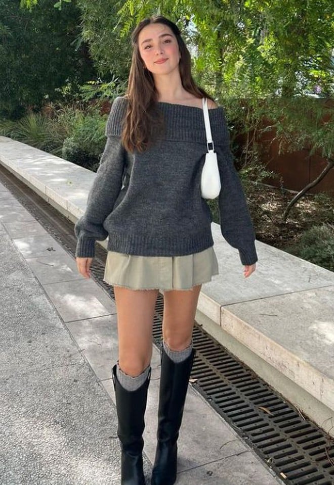 Áo len dáng rộng kết hợp cùng chân váy ngắn tạo nên sự đối lập thú vị giữa phần trên rộng rãi và phần dưới gọn gàng. 