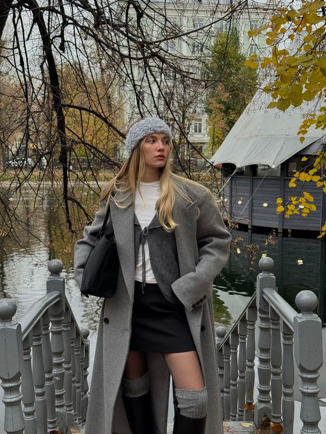 Trong những ngày nhiệt độ giảm sâu, áo khoác dạ dáng dài trở thành lớp ngoài lý tưởng khi phối cùng chân váy ngắn.