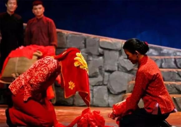 Ngoài ra, trong bối cảnh sinh sản của xã hội xưa, phụ nữ lớn tuổi hơn cũng đồng nghĩa với việc áp lực sinh con đến sớm hơn, dễ trở thành gánh nặng tâm lý cho cả hai bên.