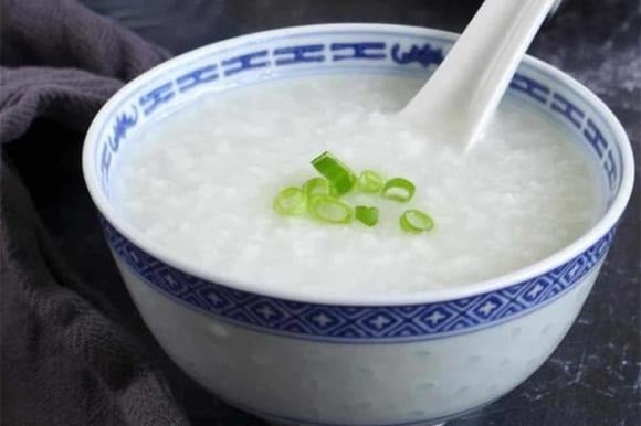 Nhiều người cho rằng cháo trắng là món ăn nhẹ, phù hợp với người bệnh.