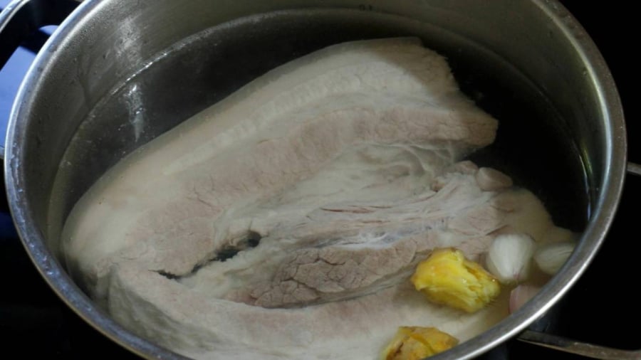 Khi luộc thịt, bạn có thể thêm gừng hoặc hành khô và một ít rượu trắng để thịt thơm ngon hơn.