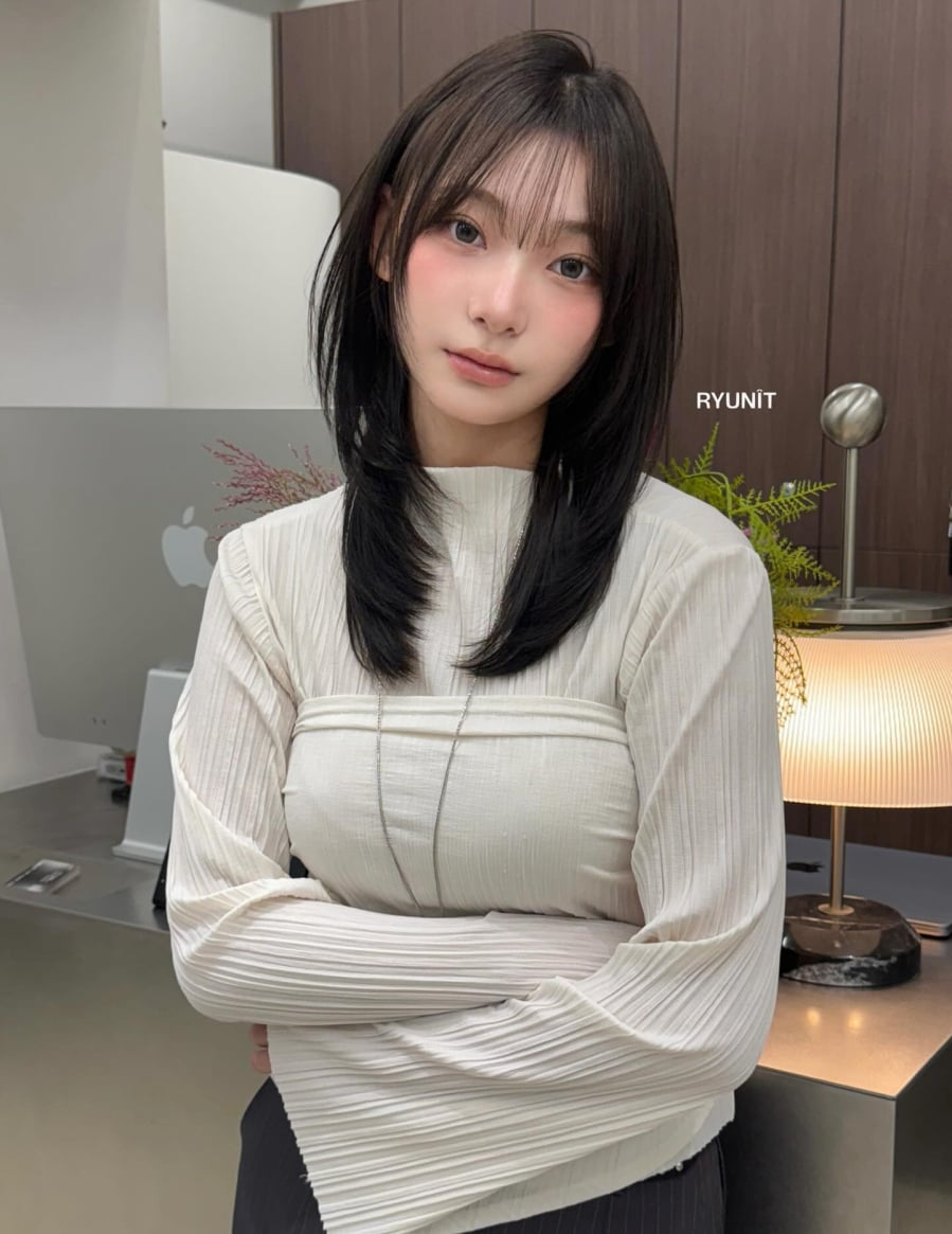 Tóc ngang vai đi cùng mái thưa là gợi ý quen thuộc nhưng chưa bao giờ lỗi mốt khi nhắc đến khả năng “hack tuổi”. 