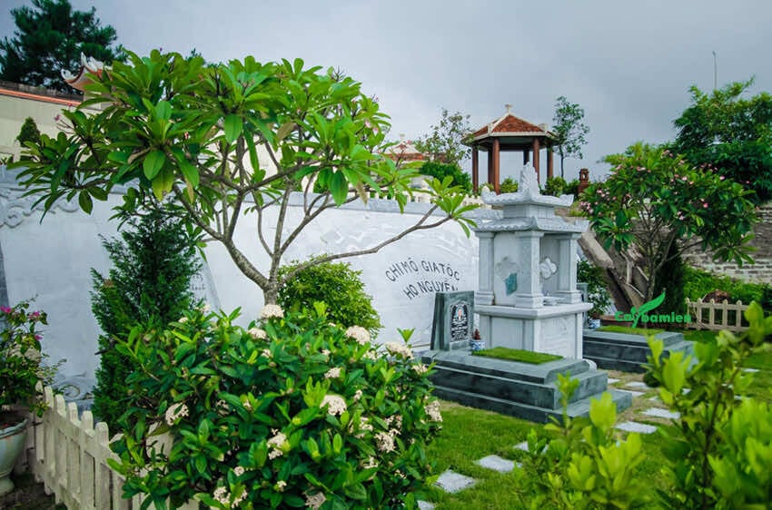 Giữ cho mộ phần sạch sẽ, cây cối xanh tốt, hài hòa với thiên nhiên chính là cách để nối dài phúc khí, giúp gia đạo an yên, con cháu làm ăn thuận lợi, cuộc sống ổn định qua nhiều thế hệ.