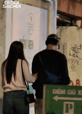 Sau khi xem xong kịch, Khả Ngân khoác tay Trần Phong cùng ra về (Ảnh: Đi soi sao đi)    