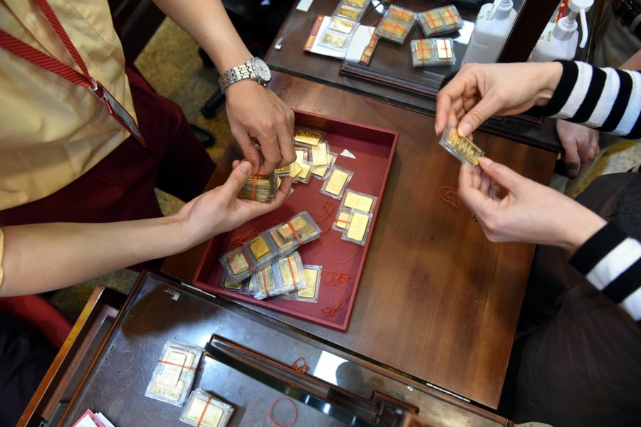 Sáng 11.1, giá vàng miếng tại Công ty Vàng bạc Đá quý Sài Gòn (SJC) đạt mức kỷ lục mới, với giá mua vào 157,8 triệu đồng/lượng và bán ra 159,8 triệu đồng/lượng, tăng 7 triệu đồng so với cuối tuần trước.