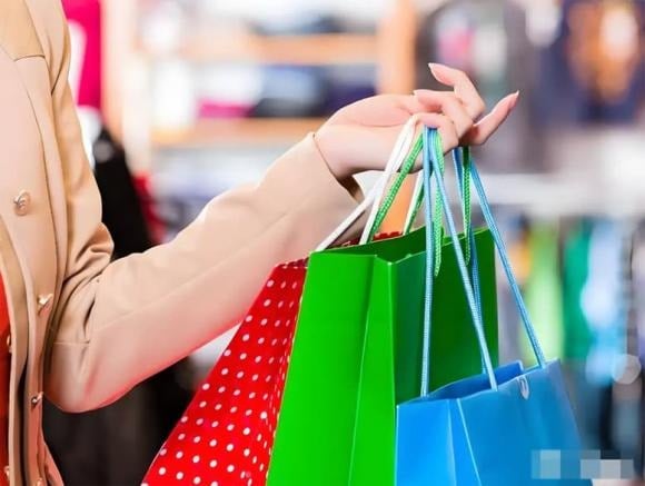 Nhiều người nghĩ chỉ giới trẻ mới dễ bị cuốn theo xu hướng tiêu dùng, nhưng thực tế nhiều người trung niên cũng mắc phải.    