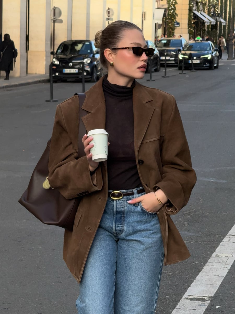 Blazer giúp tổng thể trang phục trông gọn gàng, có chiều sâu nhưng không hề cứng nhắc.