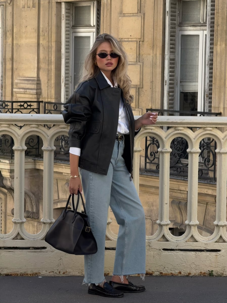 Bên cạnh những thiết kế mềm mại, phụ nữ Pháp cũng dành chỗ cho áo khoác da để tạo điểm nhấn cá tính.