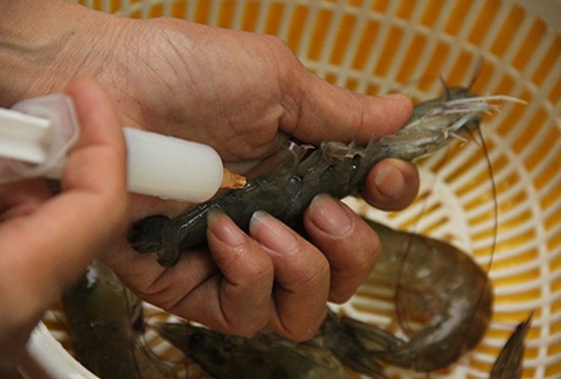 Mẹo chọn mua tôm, nhìn 1 chỗ này biết ngay tôm tự nhiên hay tôm bơm tạp chất