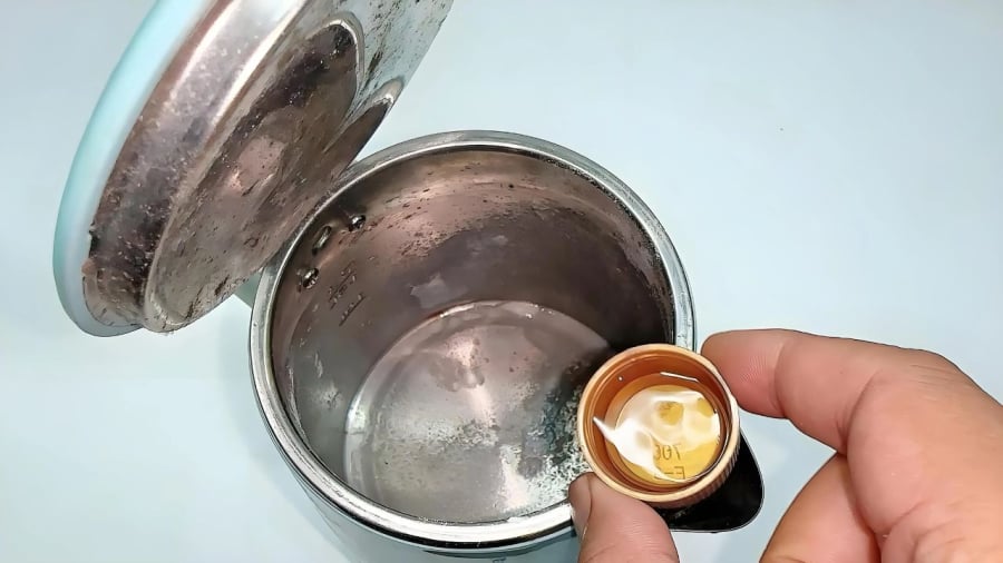 Bạn có thể sử dụng các nguyên liệu tự nhiên như chanh, giấm, vỏ trứng để làm sạch các cặn vôi bên trong ấm đun nước.