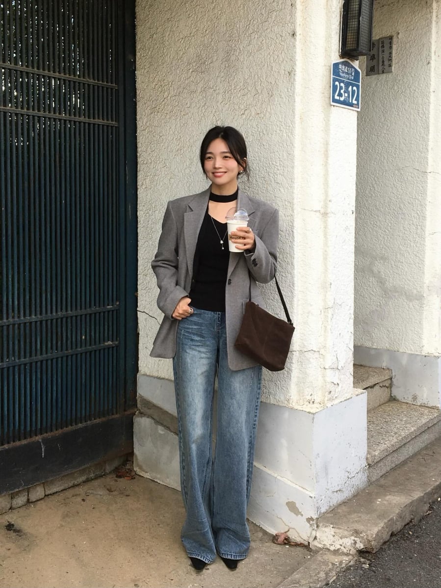 Blazer được xem là item “cứu cánh” giúp quần jeans trở nên chuẩn công sở ngay lập tức