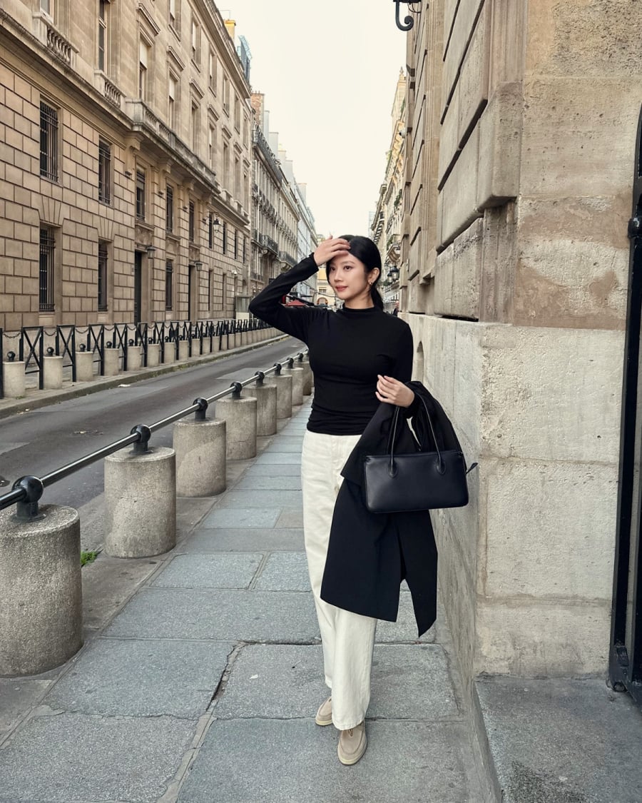 Màu trắng giúp tổng thể trông sạch sẽ, tinh gọn, trong khi jeans xanh tạo điểm cân bằng, tránh sự đơn điệu thường thấy ở trang phục công sở.