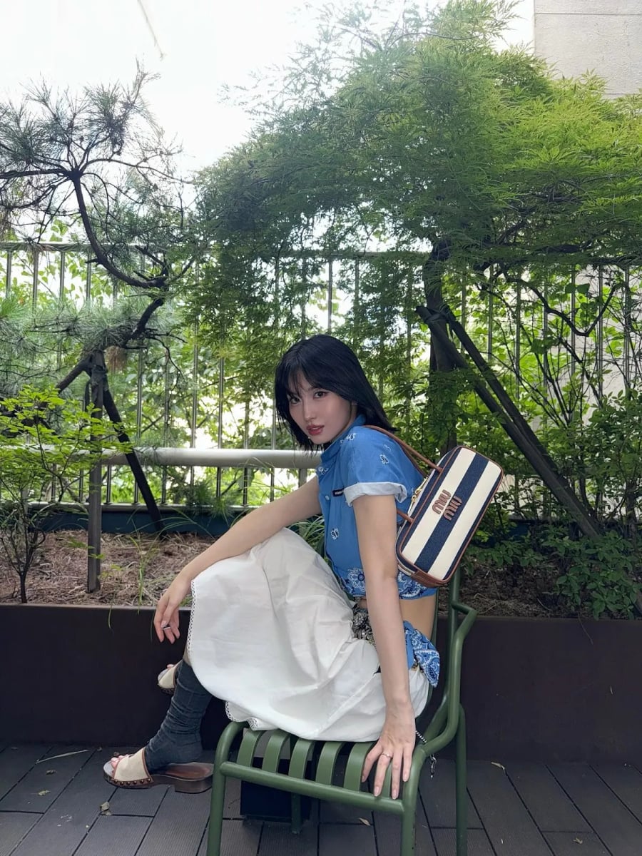 Các tông nâu trầm, nâu chocolate kết hợp cùng sắc be sáng mang lại cảm giác ấm áp, vững vàng nhưng không bí bách.