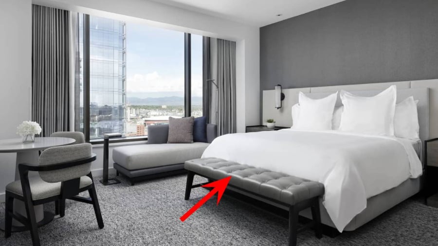 Chiếc ghế đặt cuối giường được gọi là Bedroom Bench hoặc Bed Bench. 