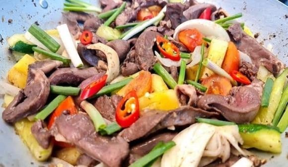 Theo Đông y, tim lợn có tác dụng dưỡng tâm, an thần, đặc biệt phù hợp với người thường xuyên mất ngủ, dễ hồi hộp, tim đập nhanh hoặc căng thẳng kéo dài.