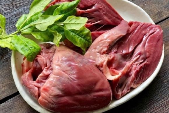 Coenzyme Q10 cùng các vi chất trong tim lợn góp phần nâng cao hiệu quả chuyển hóa ở cấp độ tế bào, giúp cơ thể dẻo dai hơn, giảm cảm giác mệt mỏi và hỗ trợ phục hồi thể lực sau vận động.    