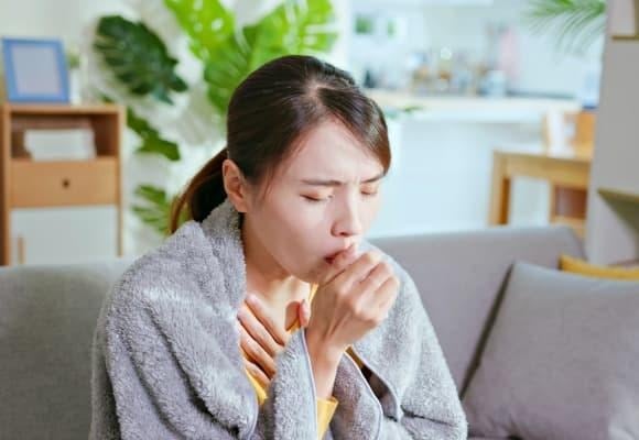 Nguyên nhân khiến bệnh tiến triển nhanh được bác sĩ lý giải là do thể ung thư phổi tế bào nhỏ, thói quen hút thuốc, cùng với tuổi trẻ khiến tốc độ trao đổi chất nhanh, từ đó tế bào ung thư phát triển và di căn “nhanh như chớp”.    