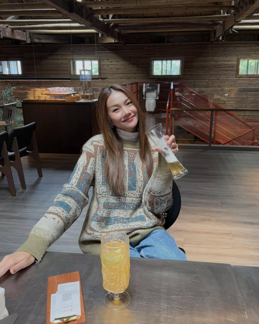  Phạm Thanh Hằng thường chọn các mẫu áo len có họa tiết kẻ hoặc hoa văn nhỏ, phối màu hài hòa, không quá nổi bật nhưng đủ tạo điểm nhấn