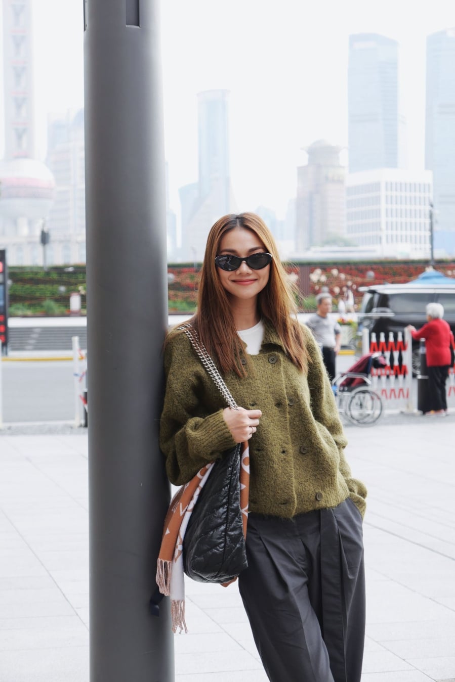 Phạm Thanh Hằng thường lựa chọn áo len trơn với các gam màu trung tính như trắng, nâu, be hay xanh rêu, tạo nên vẻ ngoài nhẹ nhàng nhưng vẫn rất sang trọng. 